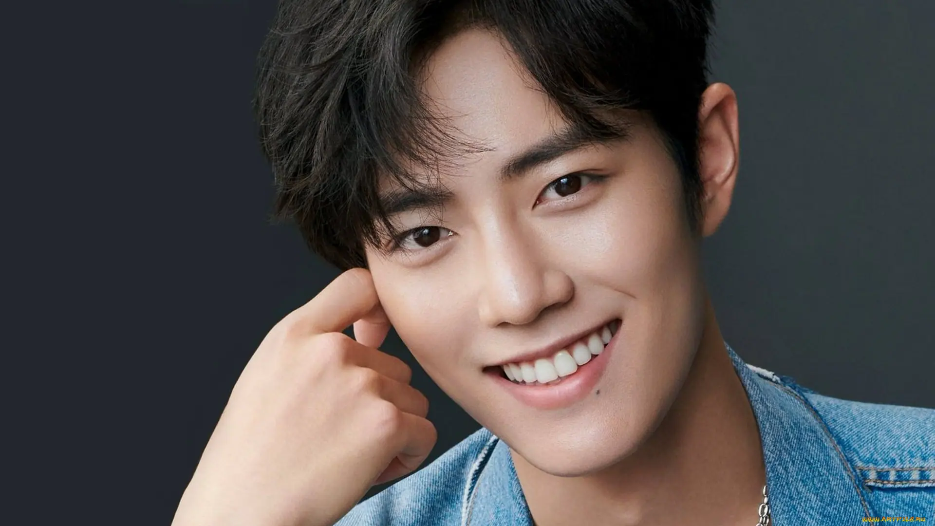 Желідегі секс видеоларындағы мұрты бар жетілген еркектер