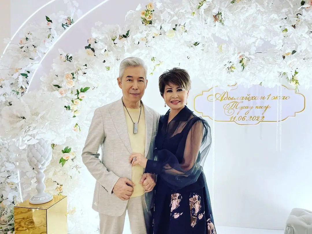 Менің бастығым маған порно видеоны жалауға мәжбүр етті. Секс Бен Тен Гвенді трахает етеді