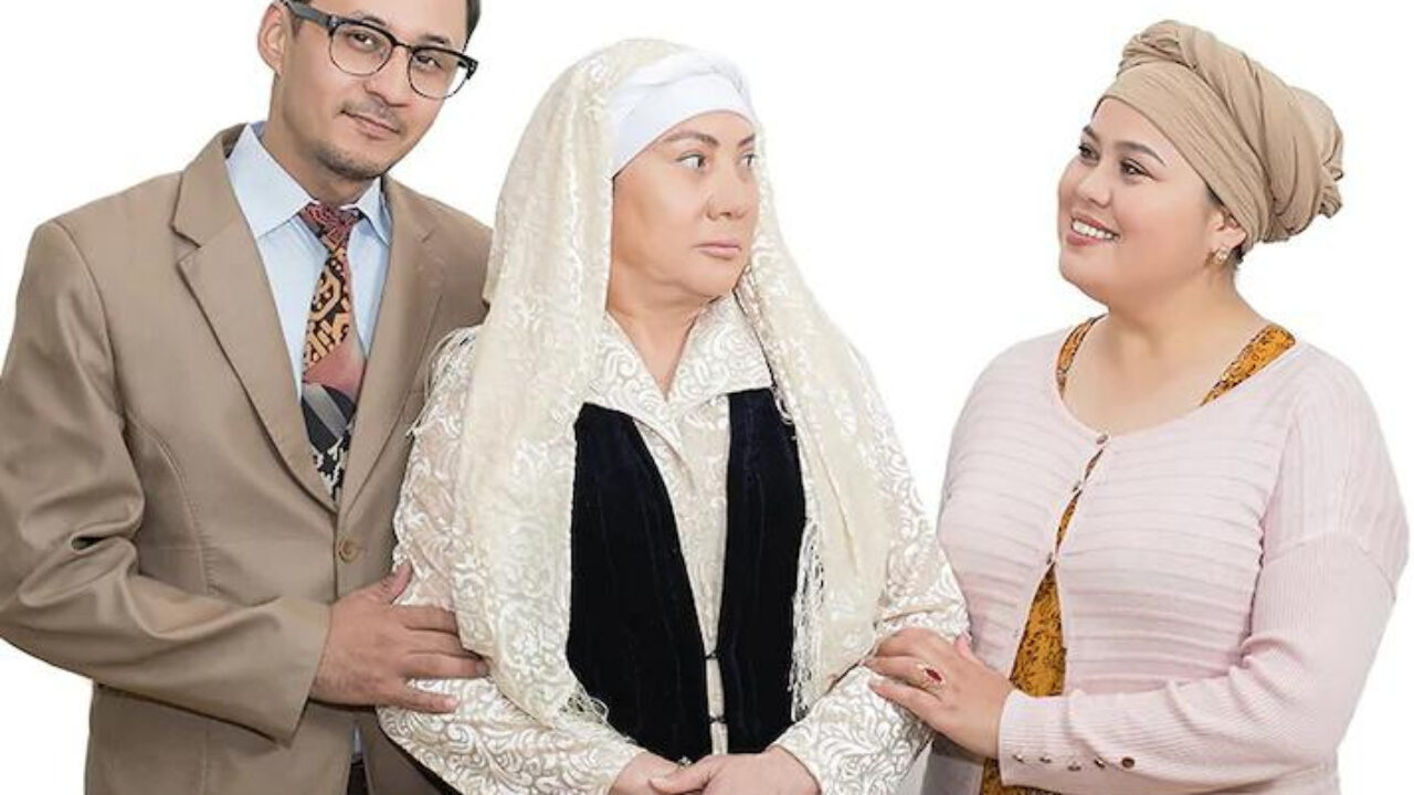 Софи Ди сиськиге крем түсіреді