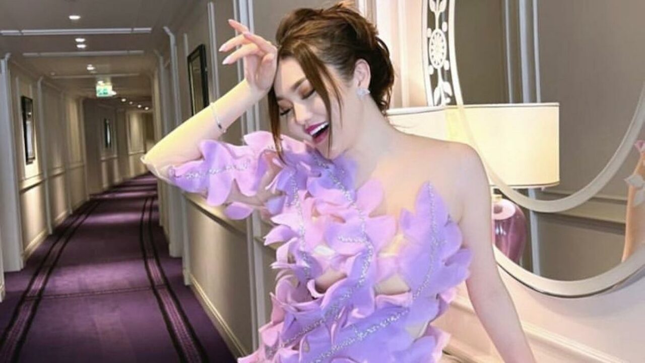 Қоғамдық секс кеші, қыздардың көңіл көтеруі, фотолар Аузына үлкен мүше алады