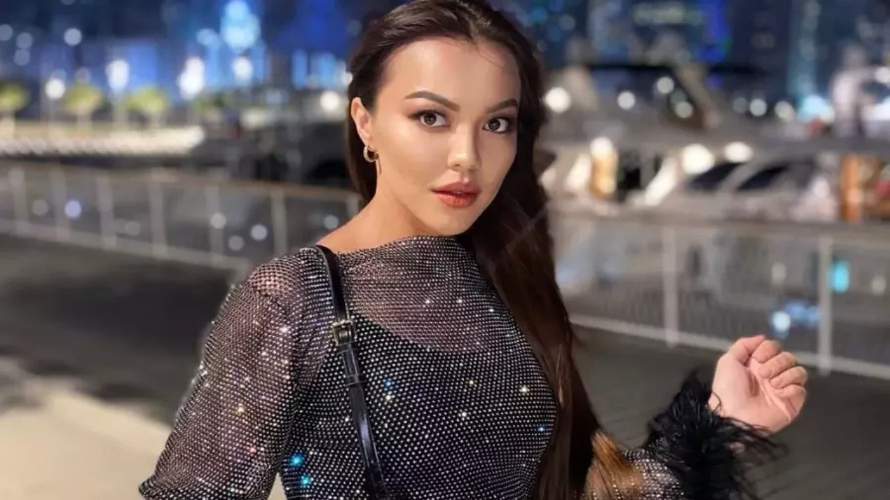 Бисексуалы жұптың жігітті ебін алып жатқан порно видеосы. Өзбек секс видеолары мен порнографиясы